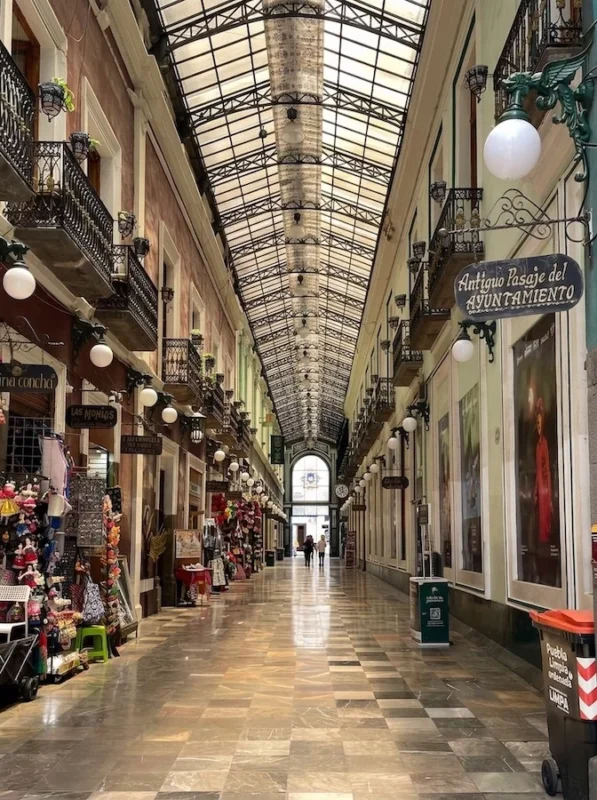 Pasaje del Ayuntamiento a un punto de fuga